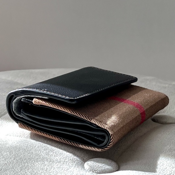 Burberry Check Trifold Wallet in Black - Picture 3 of 11
